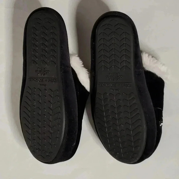 Isotoner totes Shoe Embroidered graphic comfort Indoor Slip on wear Sz 5-6 US - Picture 8 of 8